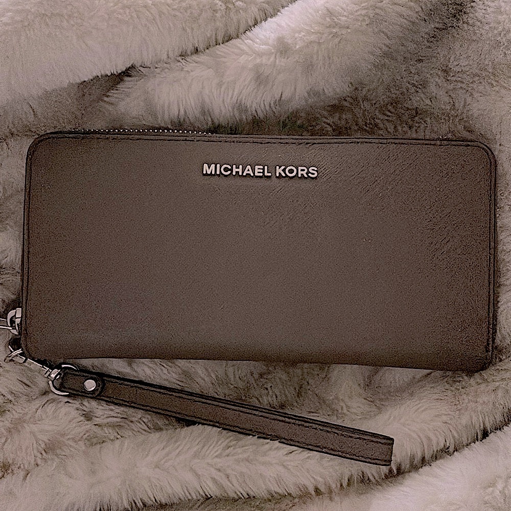 Michael Kors wallet *matches handbag bundle them both for a deal*